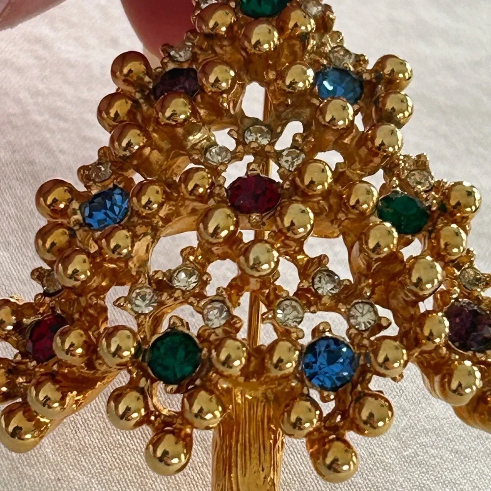 Elegant Gold Christmas Tree Brooch with‎ Multicolor Accents